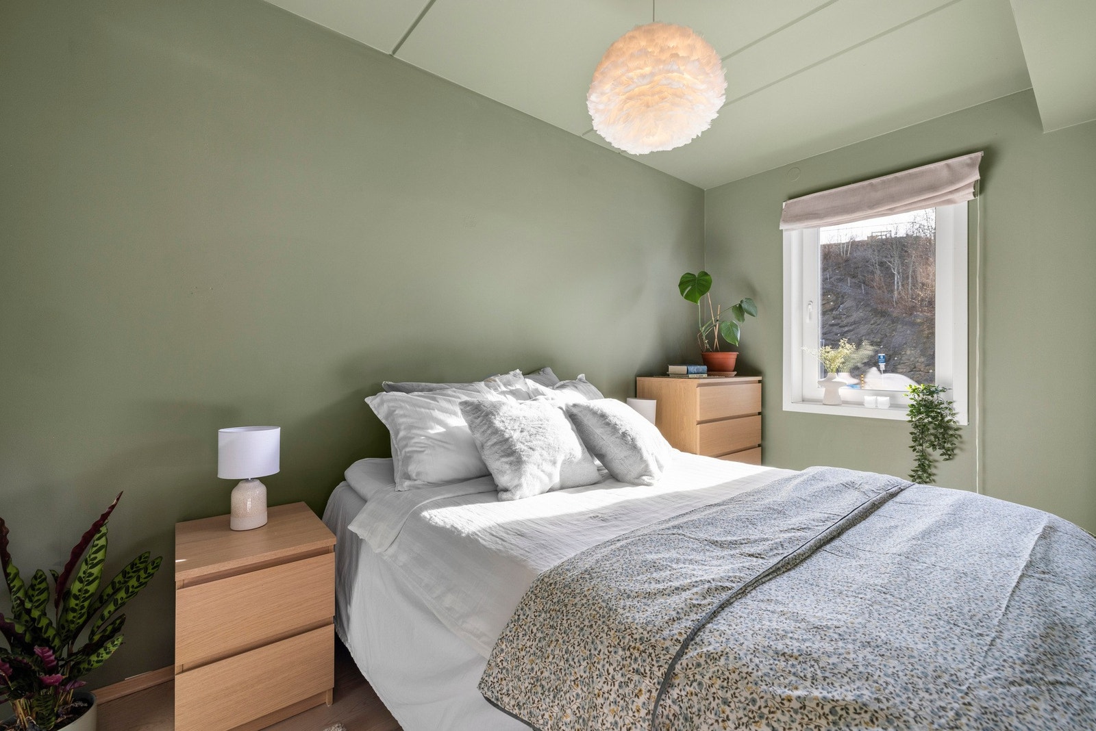 Her er det god plass til dobbeltseng med nattbord på hver side samt kommode for ekstra oppbevaring. Galleribilde