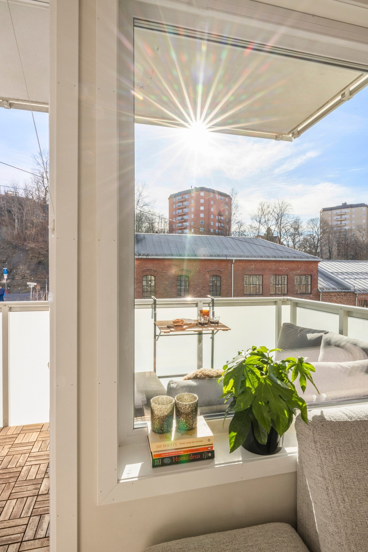 Balkongen fungerer som en forlengelse av stuen på sommerstid. Galleribilde