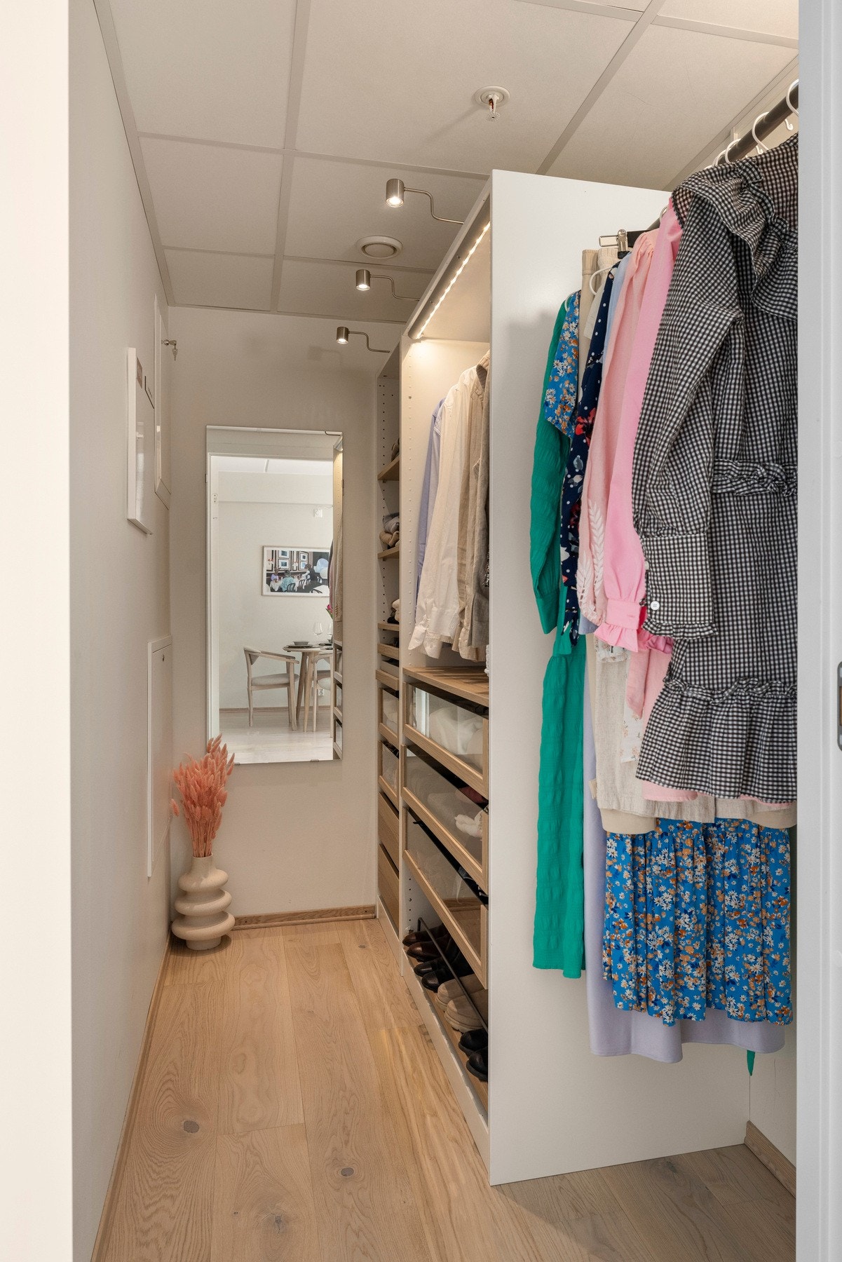 Leiligheten har en innvendig bod som i dag er innredet med en praktisk garderobeløsning. Galleribilde