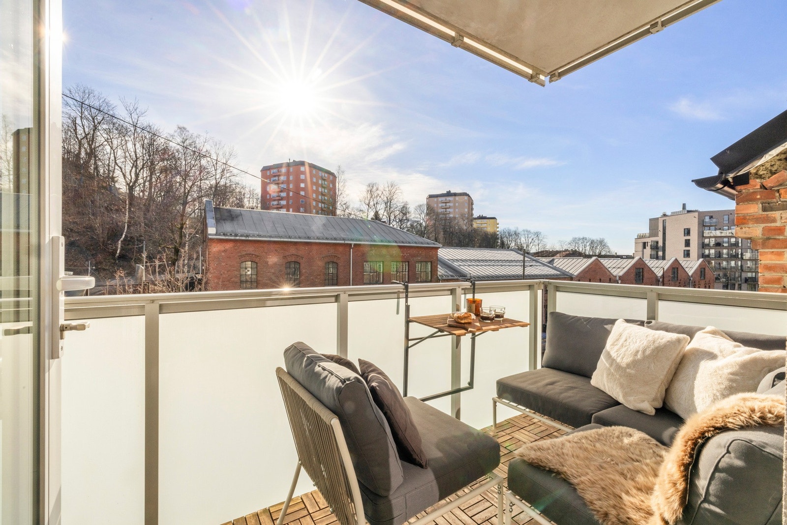 Stine Lilly Horgen v/ EIE eiendomsmegling Valkyrien har gleden av å presentere Hasleveien 12! Galleribilde