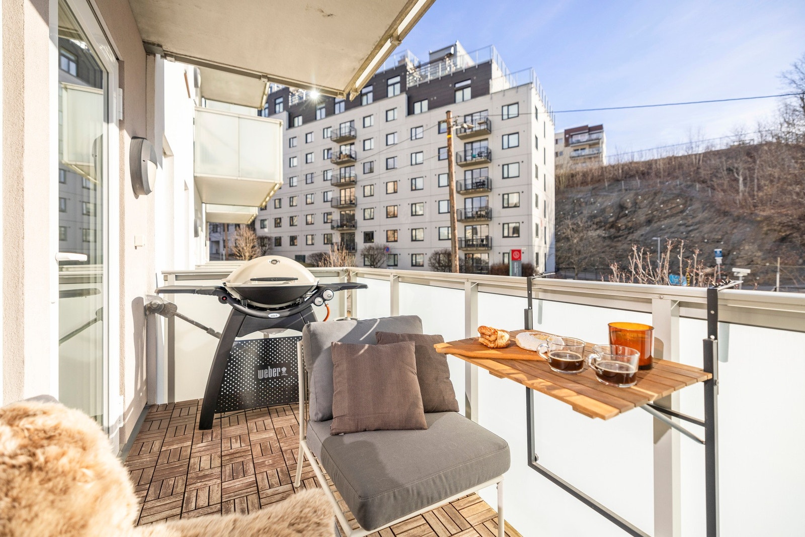 Fra stuen har du direkte utgang til en romslig sydøst-vendt balkong på 5,5 kvm med fine solforhold og utsikt. God plass til utemøbler som gjør dette til et hyggelig oppholdssted. Galleribilde