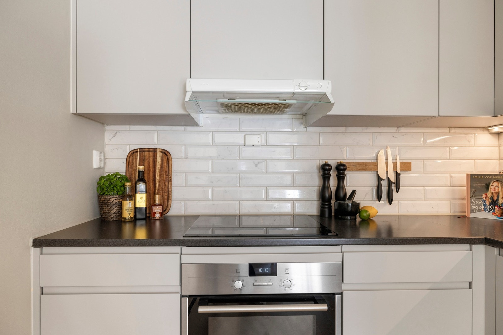 Her får du rikelig med skap- og benkeplass som gjør matlagingen til en drøm! Galleribilde