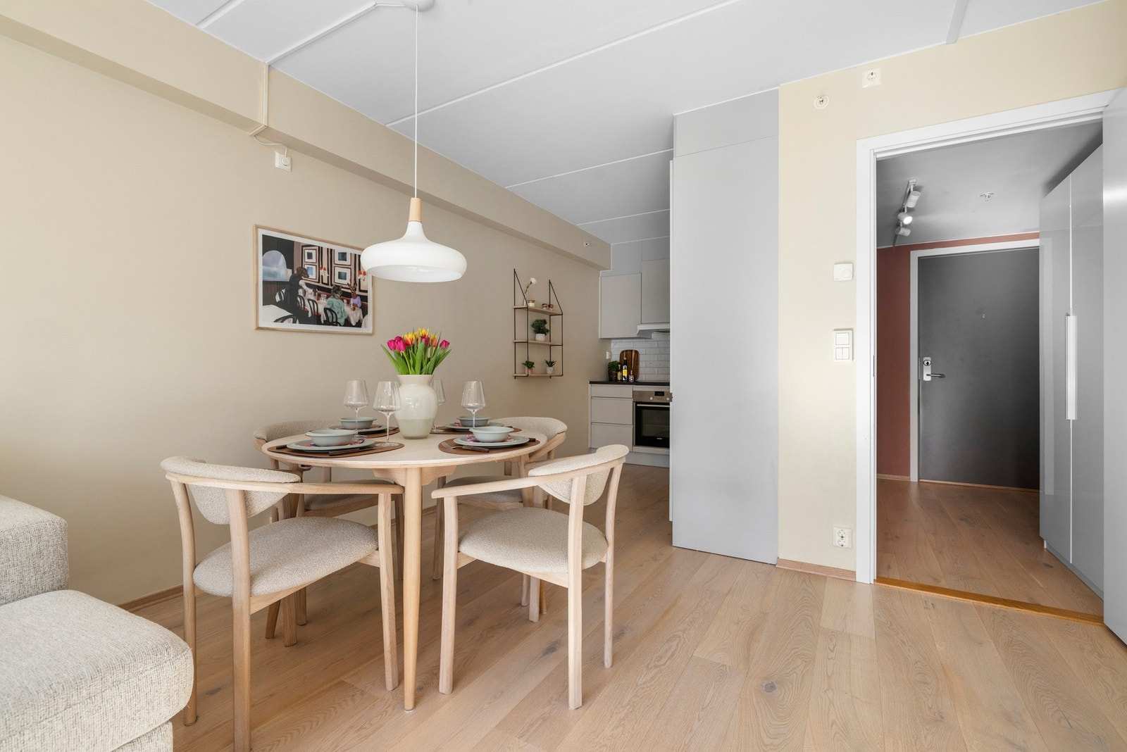 Leiligheten har et gjennomgående lyst og stilrent uttrykk samt en effektiv planløsning. Galleribilde