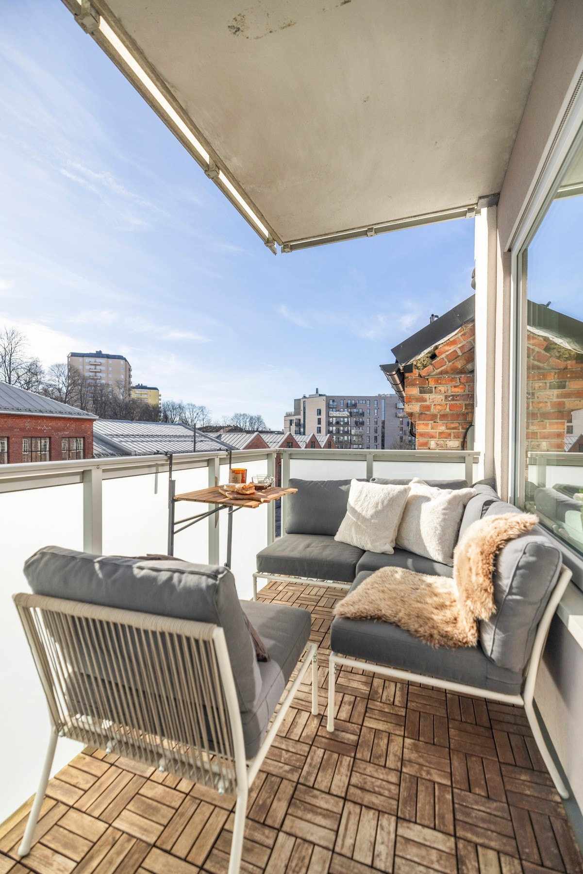 Dette er en fantastisk perle med perfekt beliggenhet ved Carl Berners plass. Her får du en særdeles fresh og sjarmerende 2-roms leilighet med balkong, gjennomgående god standard og smart planløsning. Galleribilde