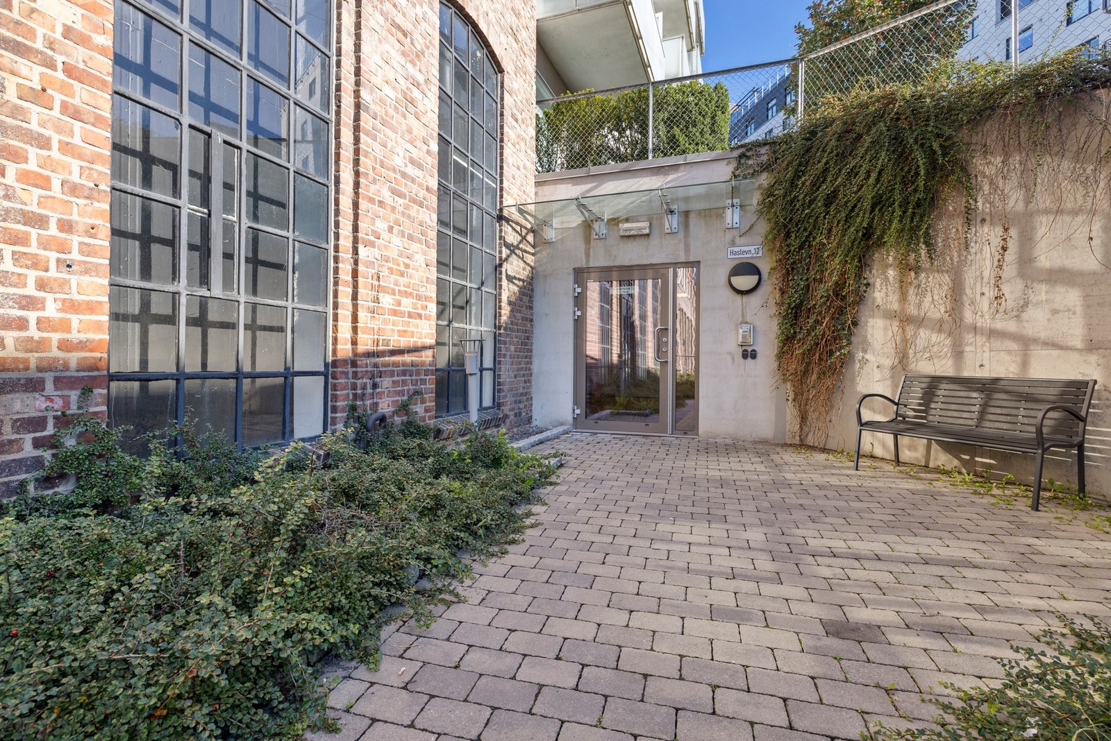 Fint og velholdt inngangsparti. Du har også adgang til bygget fra baksiden. Galleribilde