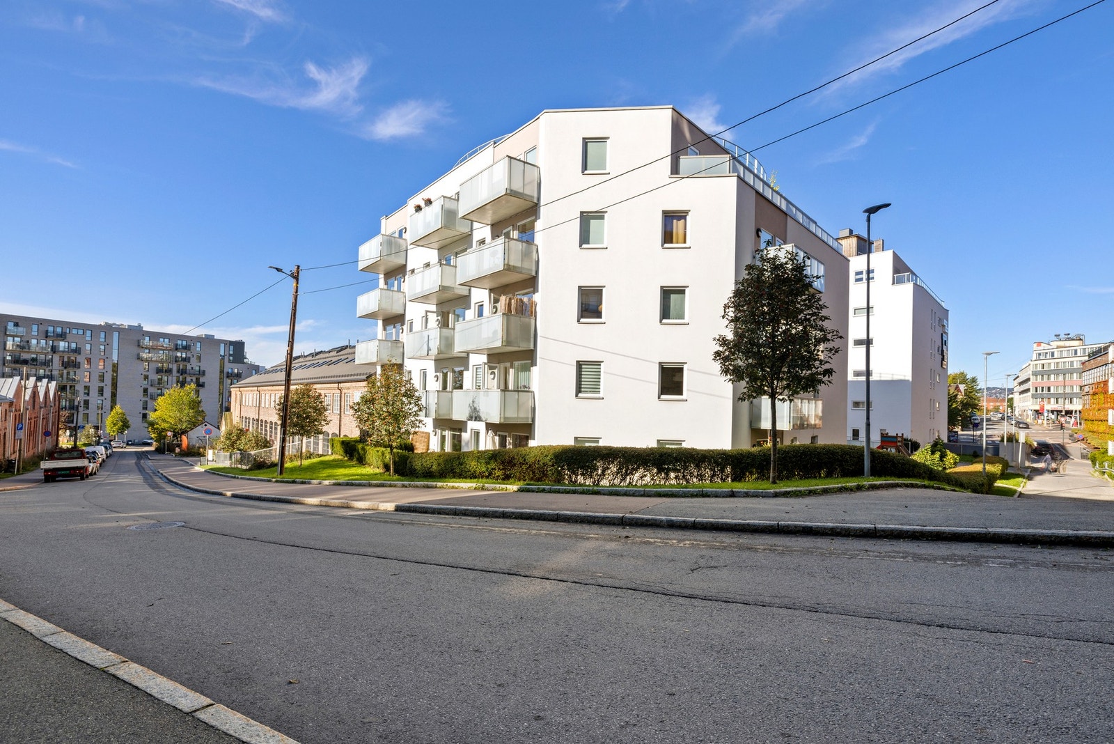 Bygget har en fin og velholdt fasade. Galleribilde