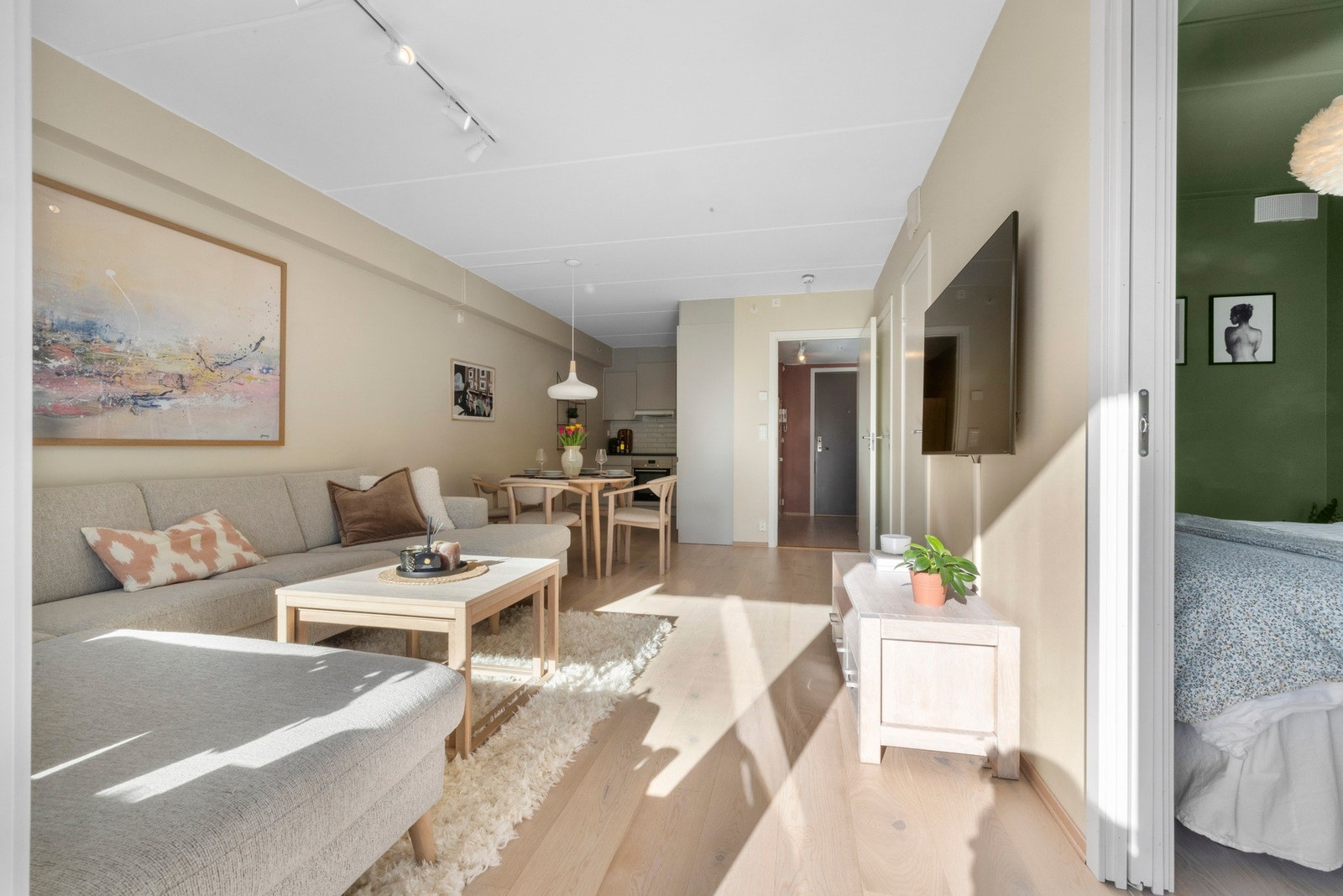 Rommet har en åpen delvis åpen stue/kjøkken løsning samtidig som at kjøkkenet ligger tilbaketrukket i et eget hjørne. Utformingen og størrelsen av rommet tillater plass til flere soner som en romslig sofagruppe samt spisebord med plass til gjester. Galleribilde