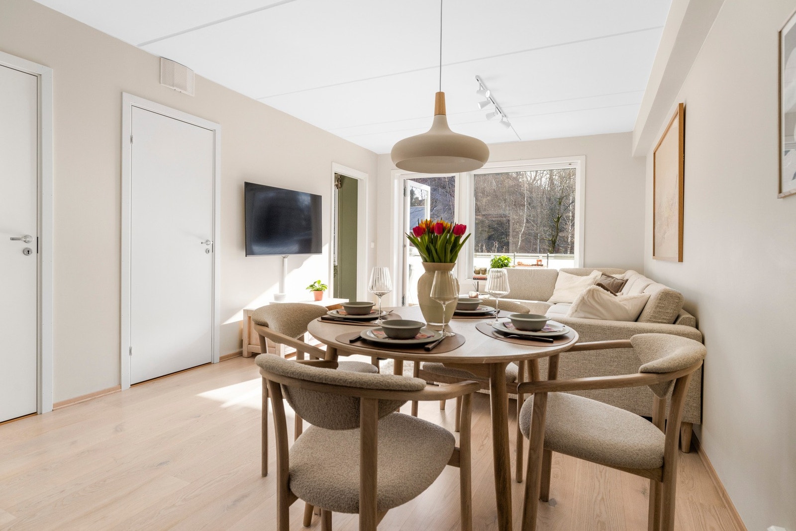 De store vindusflatene åpner opp rommet og på sommerstid er det en helt fantastisk grønn og frodig utsikt. Galleribilde