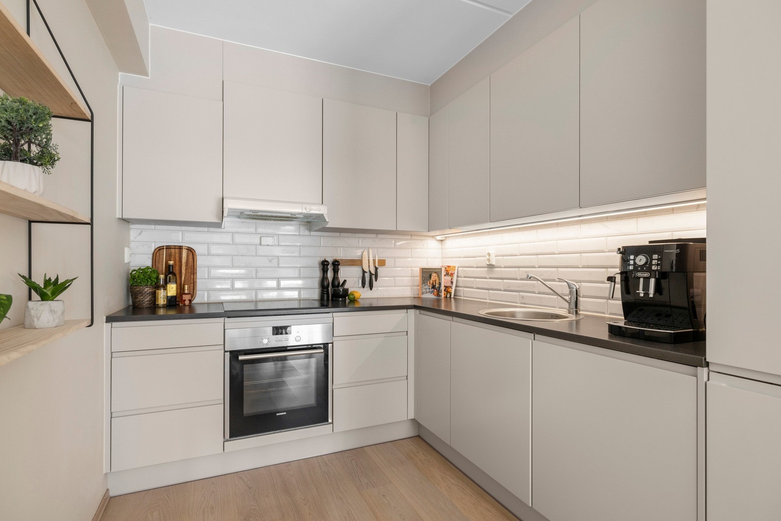 Godt utstyrt med blant annet integrert komfyr, induksjonstopp og oppvaskmaskin fra Siemens, kombiskap fra Samsung og avtrekksvifte fra Flexit. Galleribilde