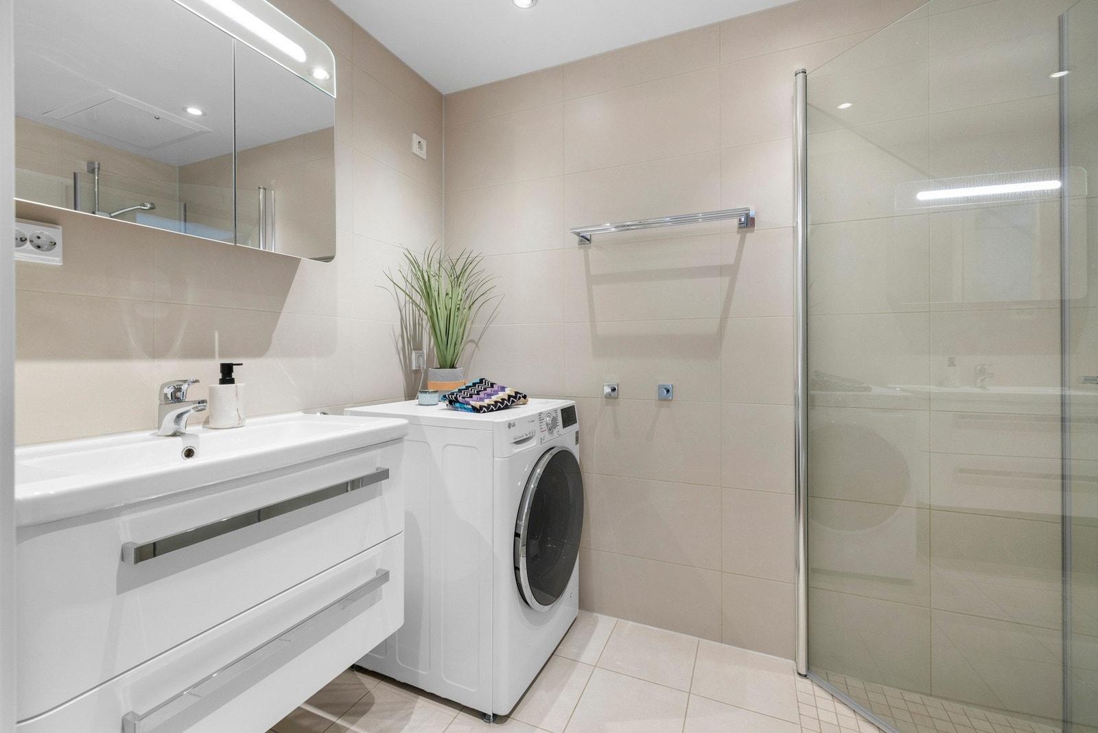 Innbydende og flislagt baderom fra byggeår med god plass til alt du trenger for å få en god start på dagen. Galleribilde