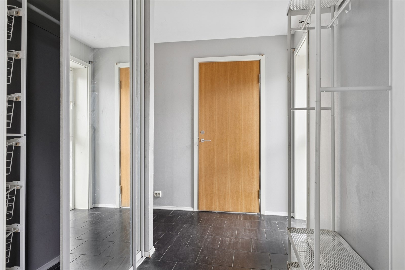 Entreen har skyvedørsgarderobe med speilfronter. Galleribilde