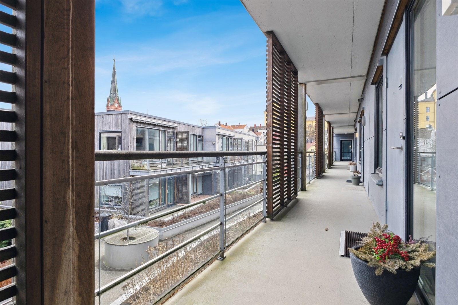 Svalgangen med dør i enden til både heis og trappeløp. Galleribilde