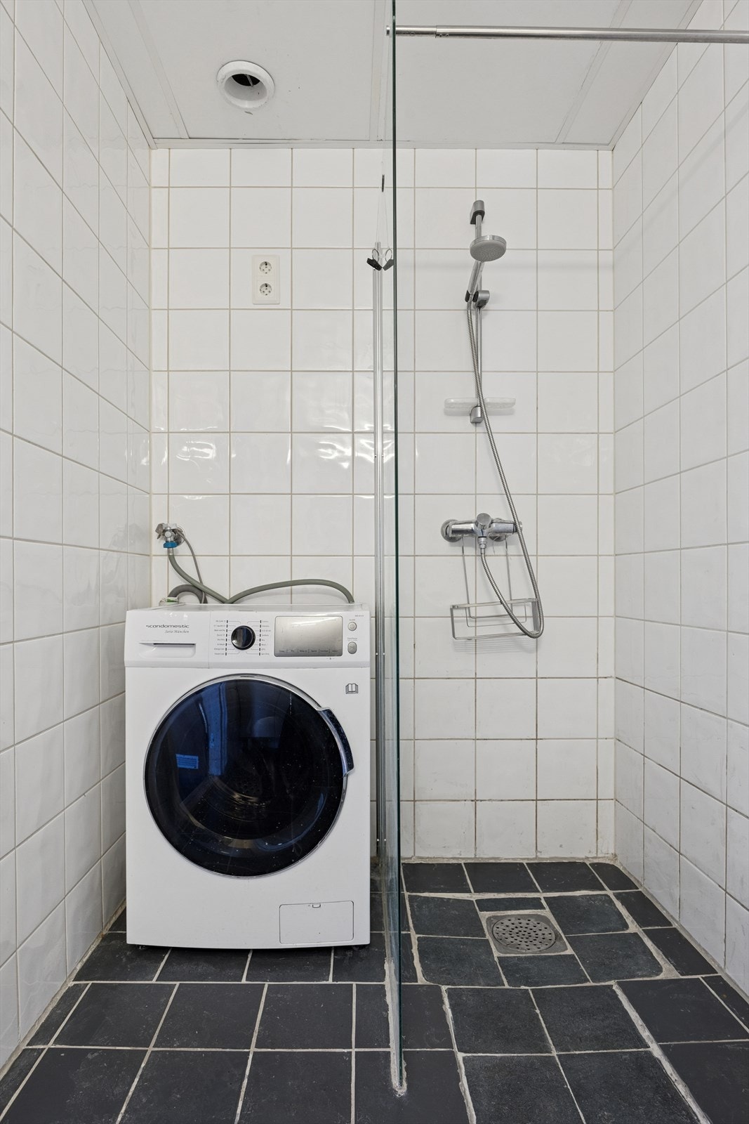 Badet har opplegg til vaskemaskin. Vaskemaskin medfølger. Galleribilde