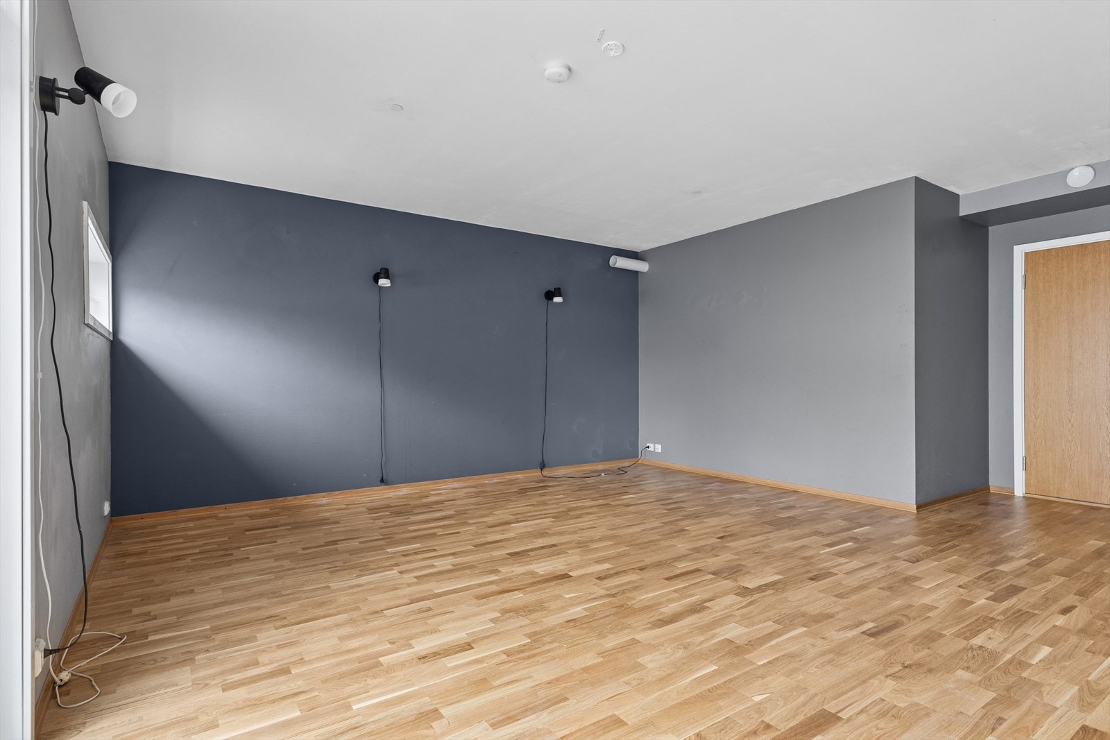 Det er god plass til både sofagruppe og spisebord. Galleribilde