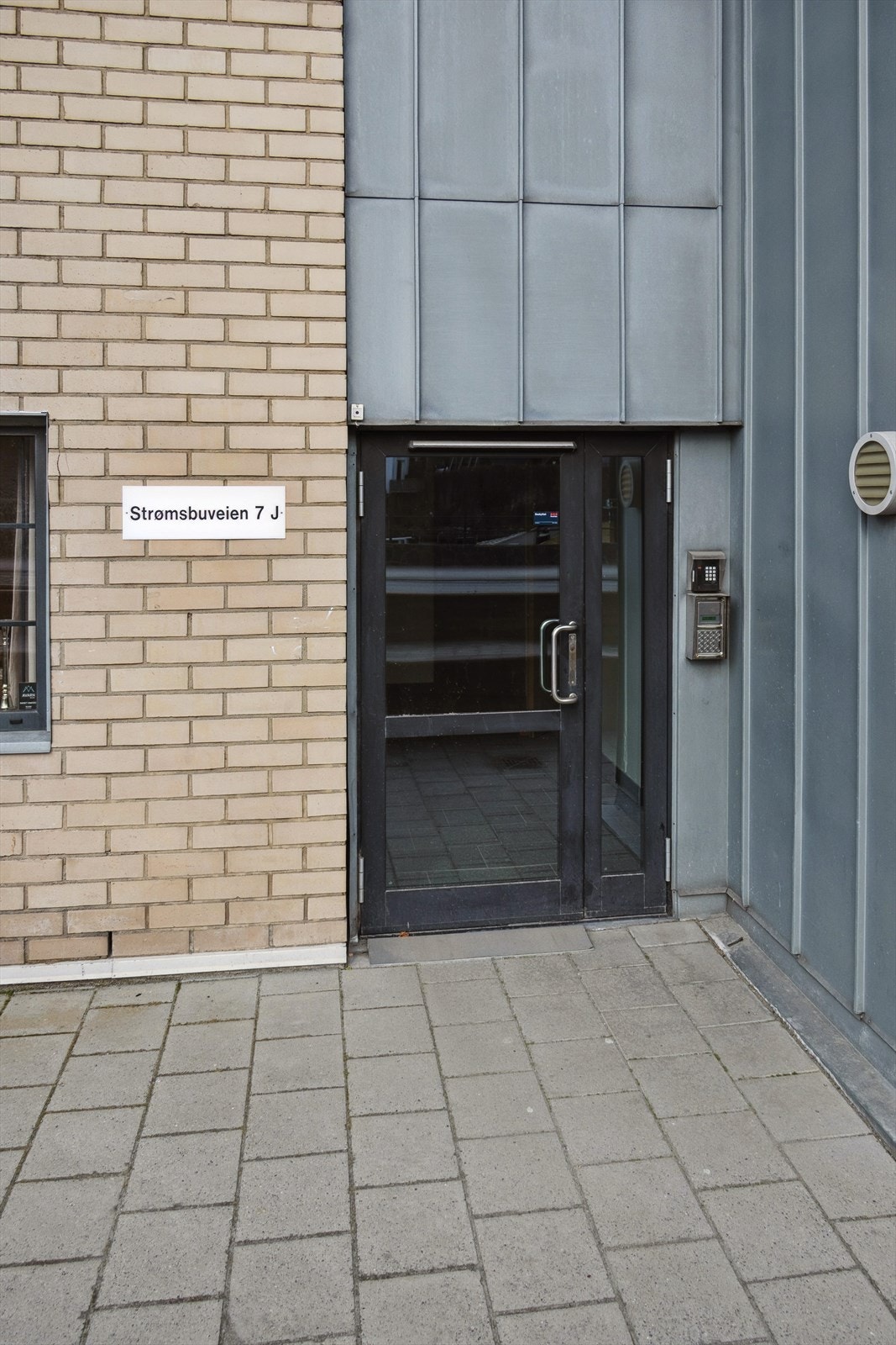 Inngang til trappeløp og heis. Galleribilde