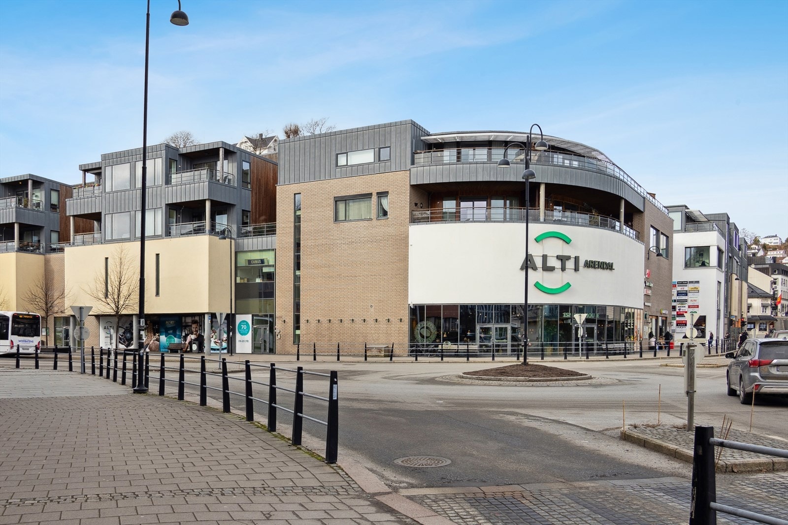 Umiddelbar nærhet til både buss, butikker, restauranter og kafeer. Galleribilde