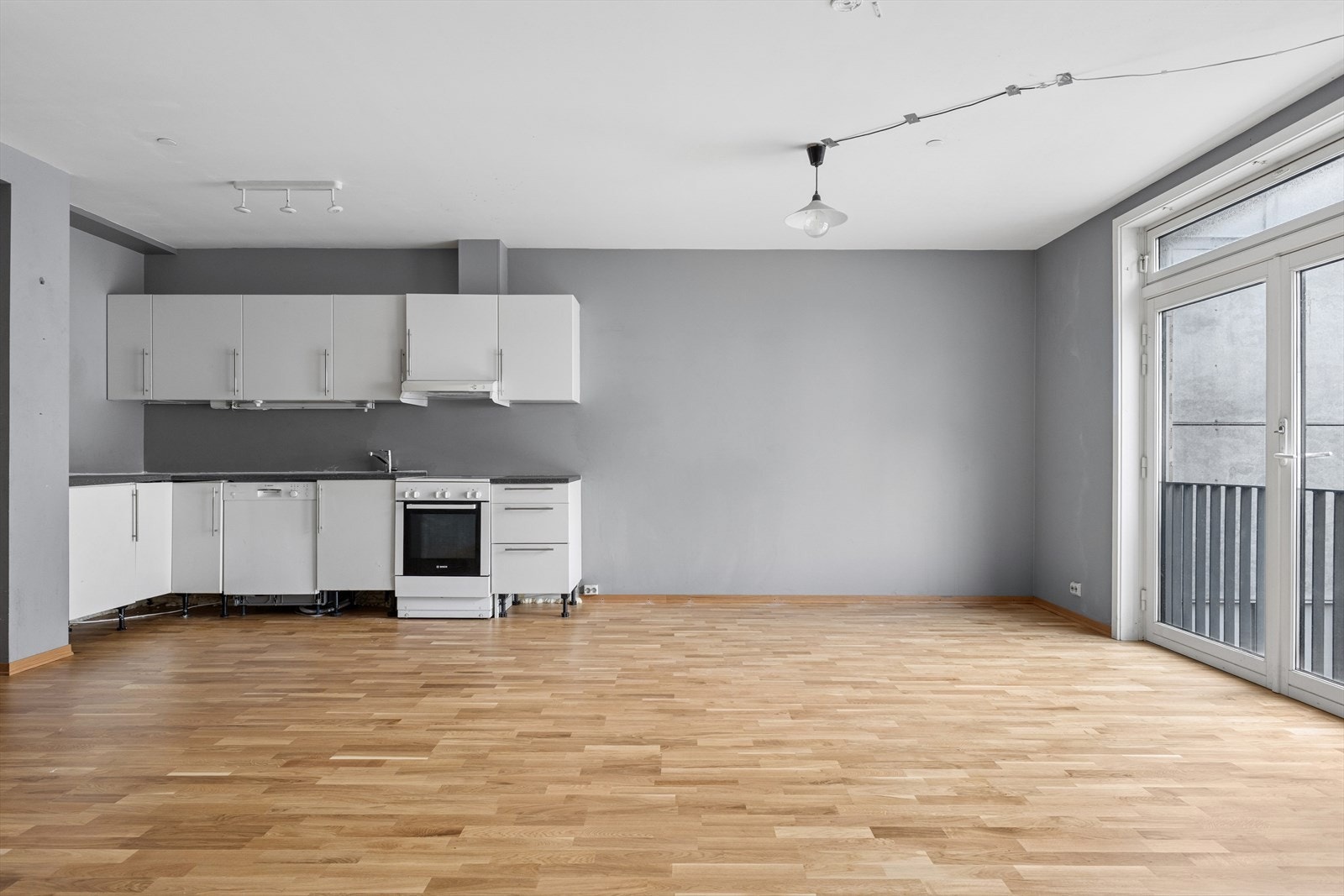 Enkel kjøkkeninnredning med plass til frittstående hvitevarer. Galleribilde