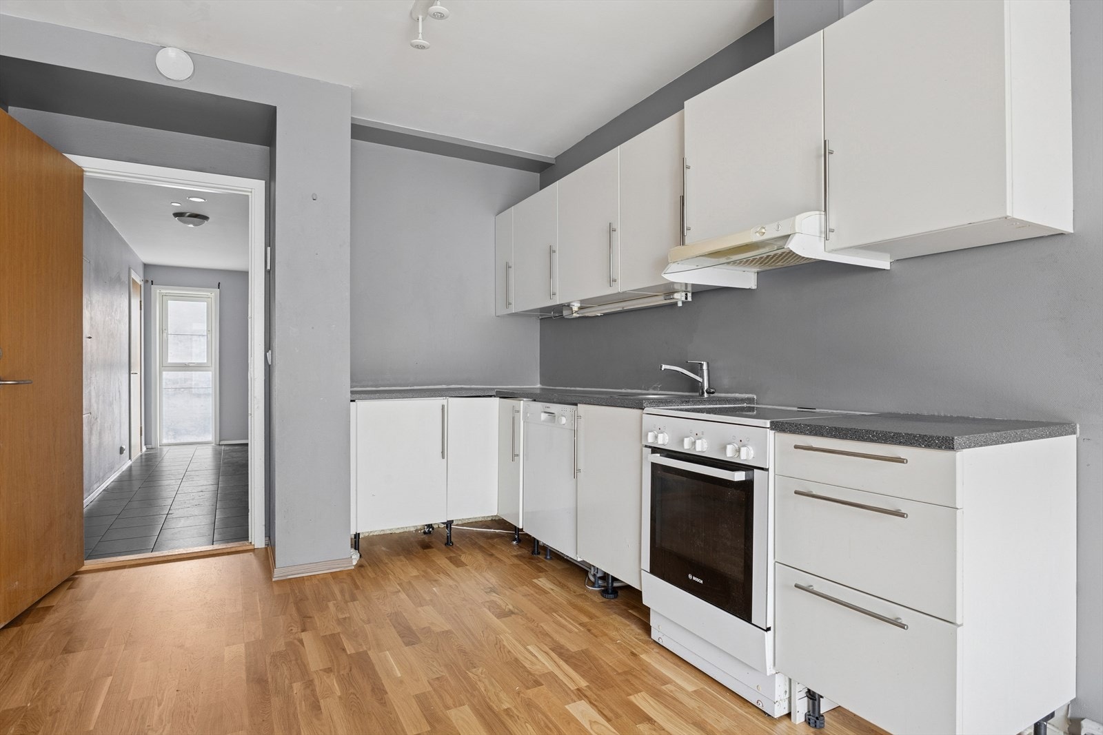 Komfyr og oppvaskmaskin medfølger. Galleribilde