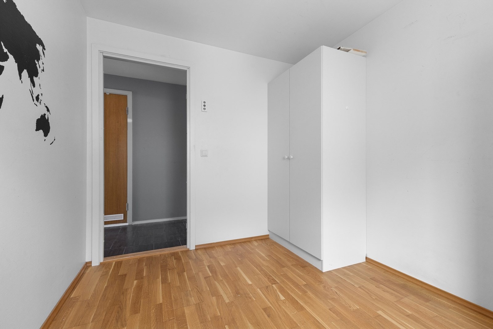 Rommet har garderobeskap og bokhylle. Galleribilde