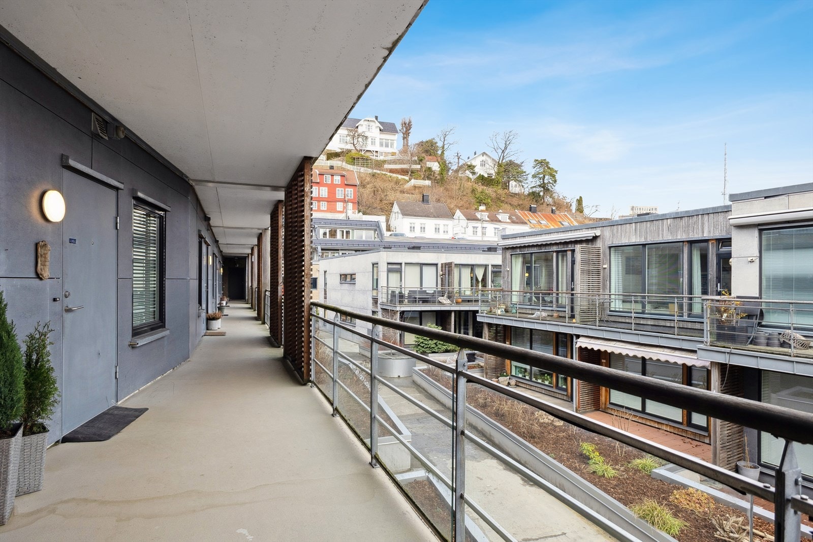 Fra heisbygget er det svalgang og med inngangsdøret rett frem i bildet. Galleribilde