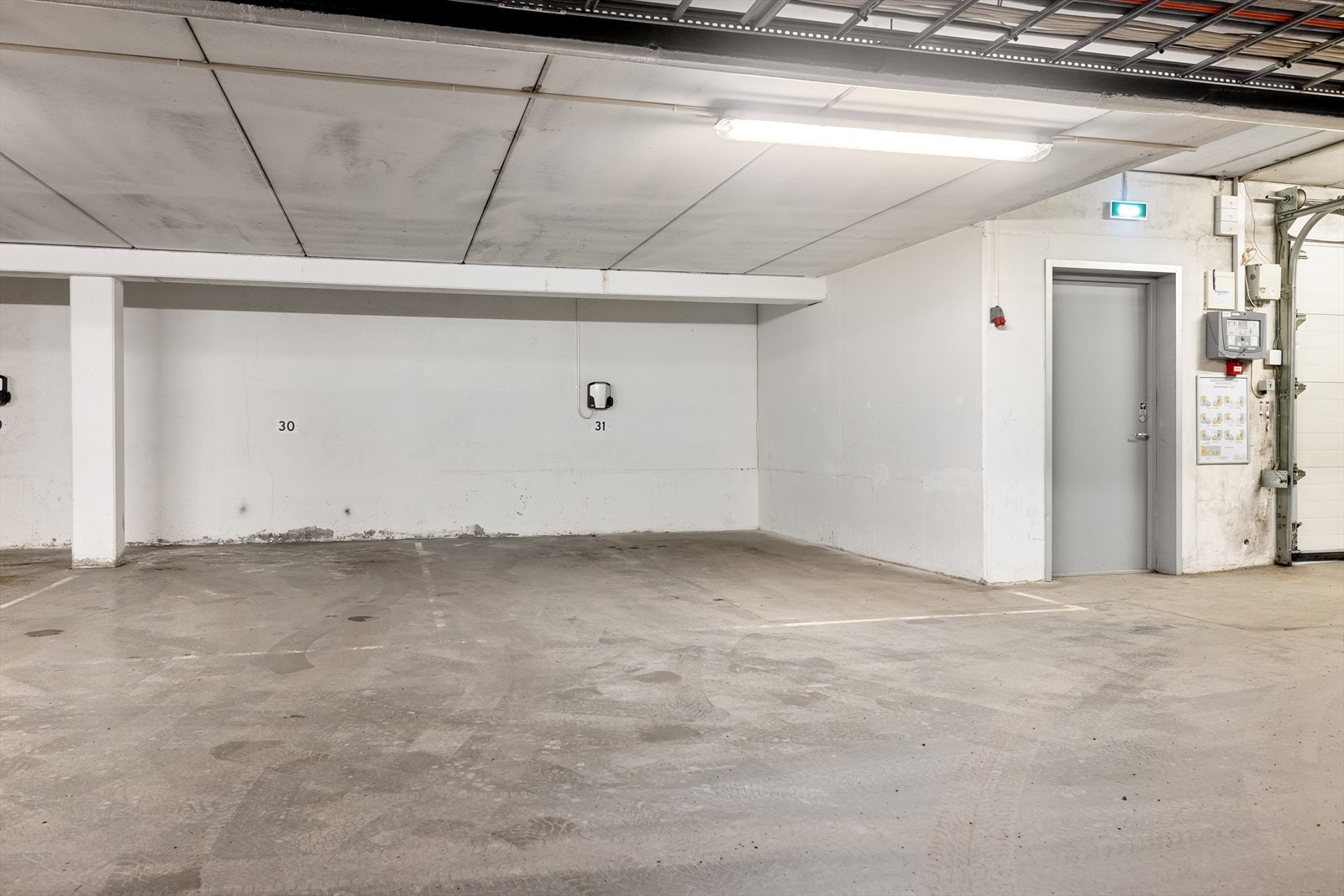 Parkeringsplass med elbillader i garasje medfølger leiligheten. Parkeringsplassen er en handicap-plass og er 1,5 x vanlig størrelse. Så her er det god plass til både bil og f.eks. motorsykkel ved siden av hverandre. Galleribilde