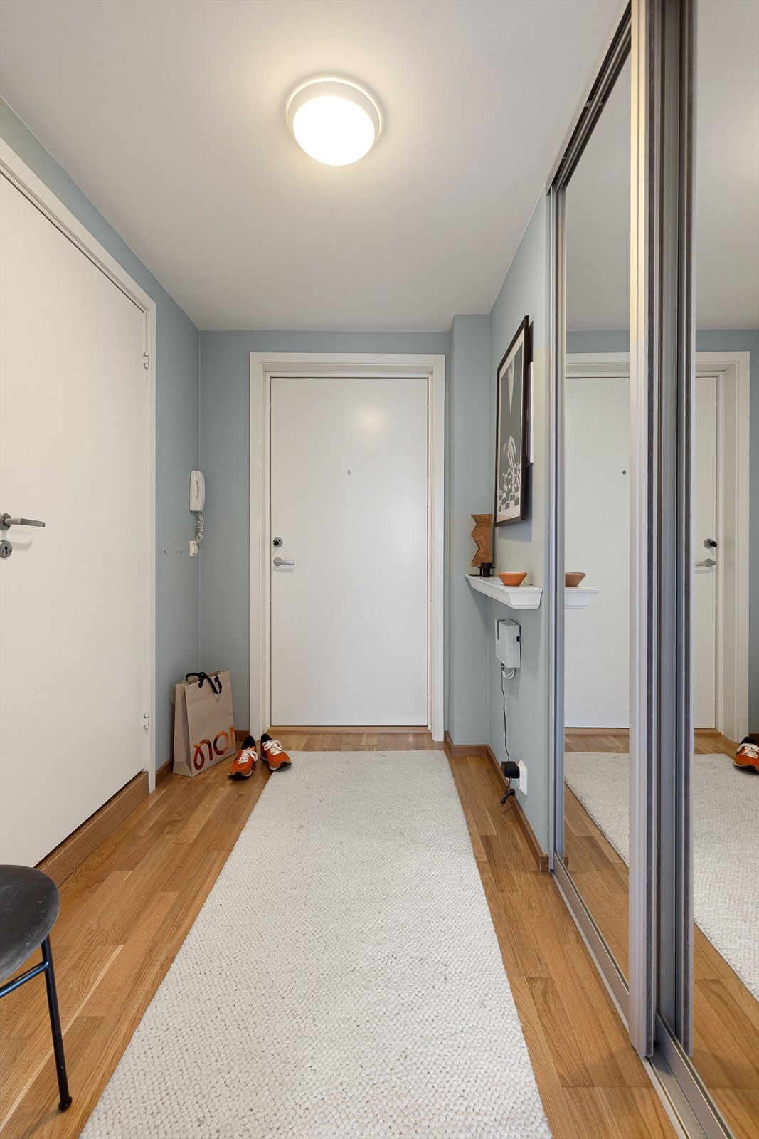 Entréen er tilknyttet calling-anlegg så du enkelt kan slippe inn gjester til boligen. Galleribilde