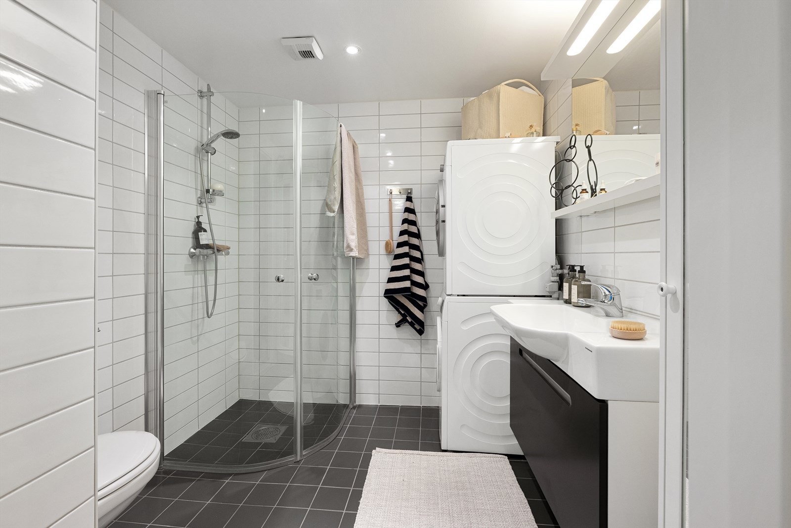 Pent bad med fliser på vegger og gulv og varmekabler. Galleribilde