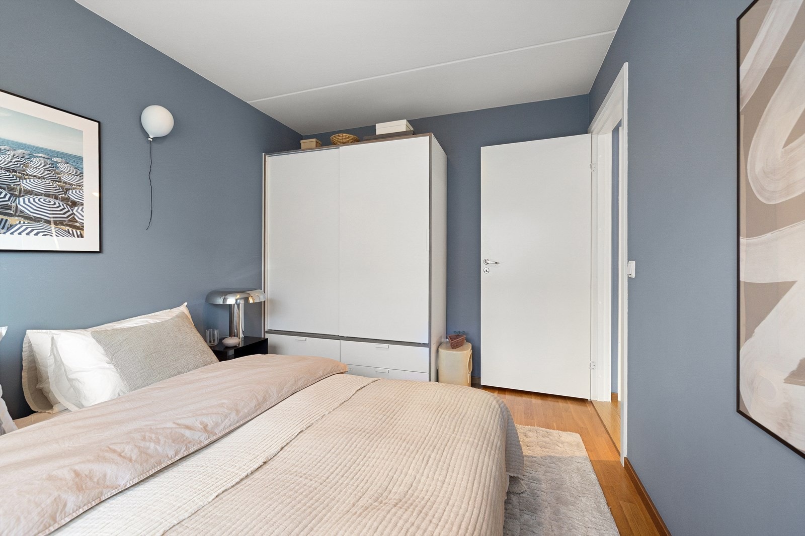 Veggene er malt i en fin og lun farge som legger til rette for en god natts søvn. Plass til romslig garderobeløsning eller kommode. Galleribilde