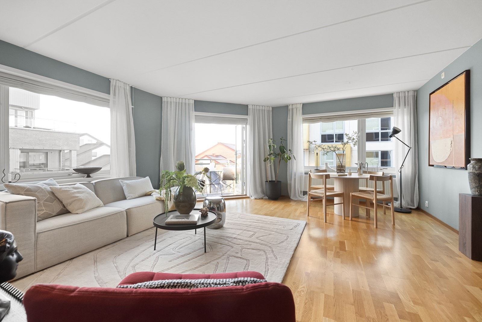 Stuen er malt i en delikat fargetone og har et pent parkettgulv. Galleribilde