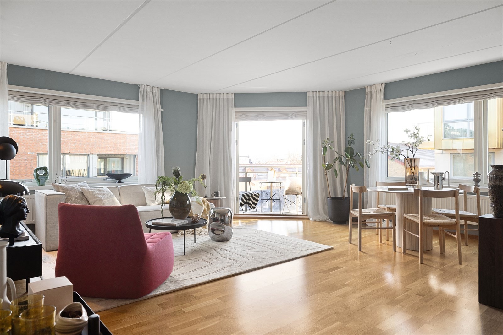 Fin og luftig stue med en planløsning som gir deg flere muligheter når det kommer til innredning. Galleribilde