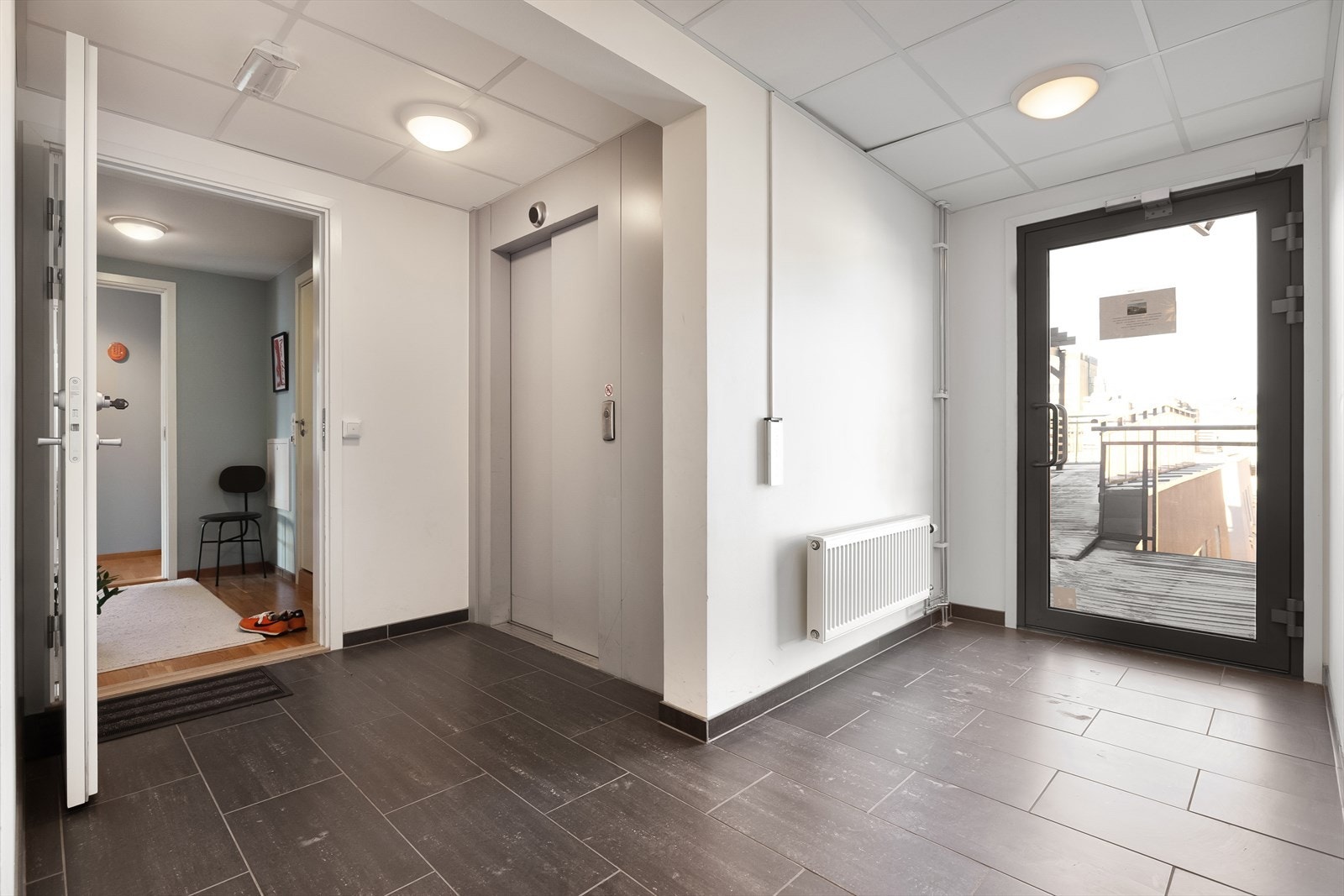 Leiligheten ligger fint til i et nyere og moderne bygg med heis. Utgangen til takterrassen er til høyre i bildet, sånn at man kan gå mer eller mindre rett ut fra leiligheten og ut på takterassen. Galleribilde