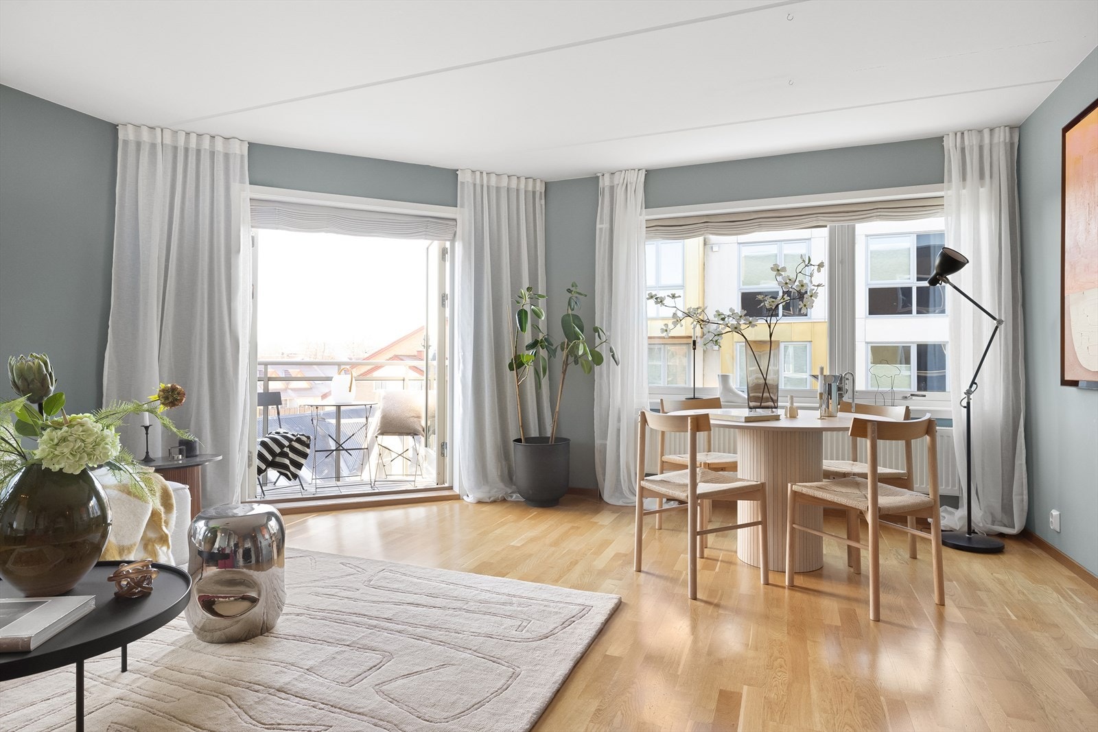 Utgang til en herlig balkong hvor du kan ha både stoler og lite bord. Galleribilde