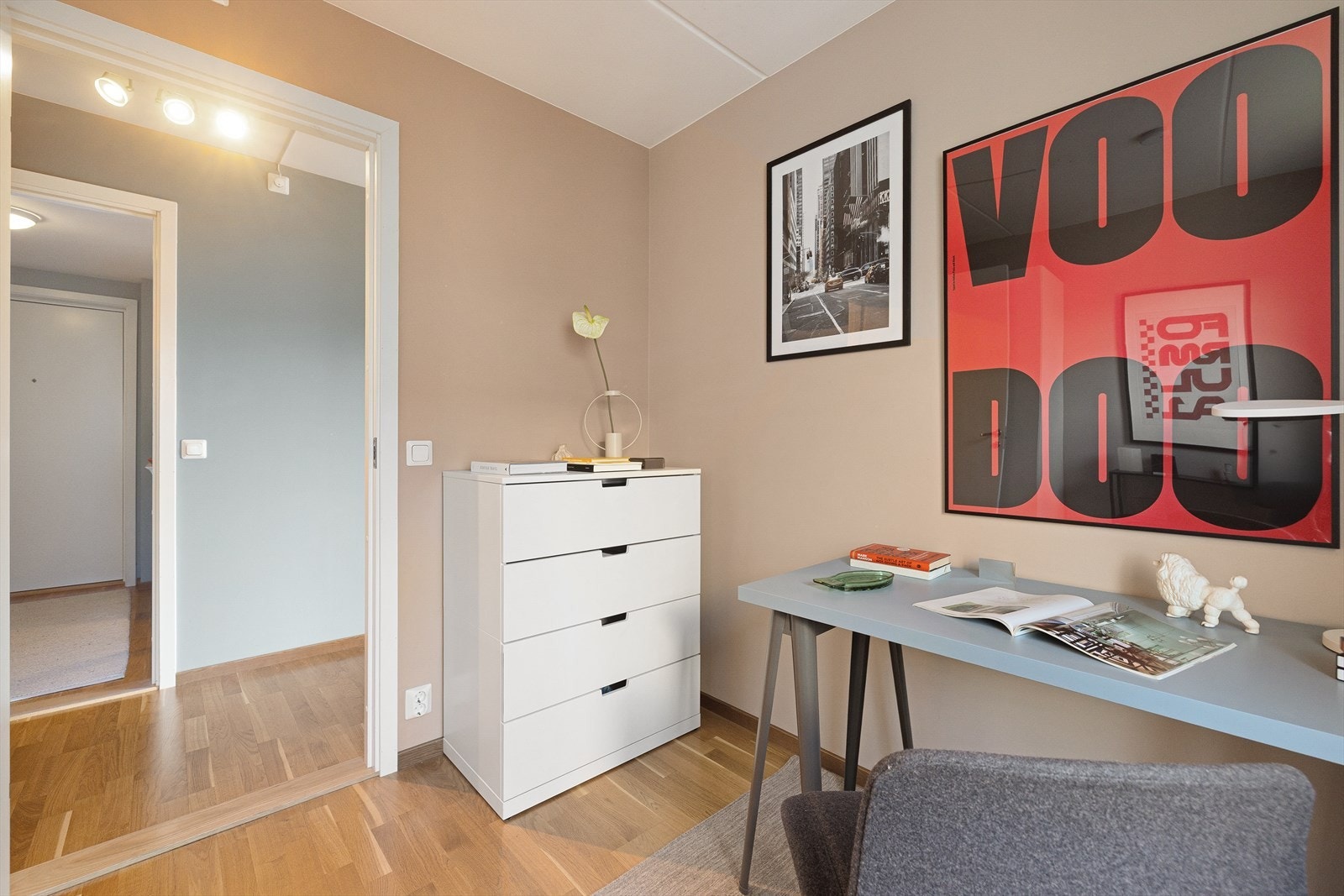 Soverom med plass til seng, nattbord og garderobe. Rommet egner seg også godt som kontor. Galleribilde