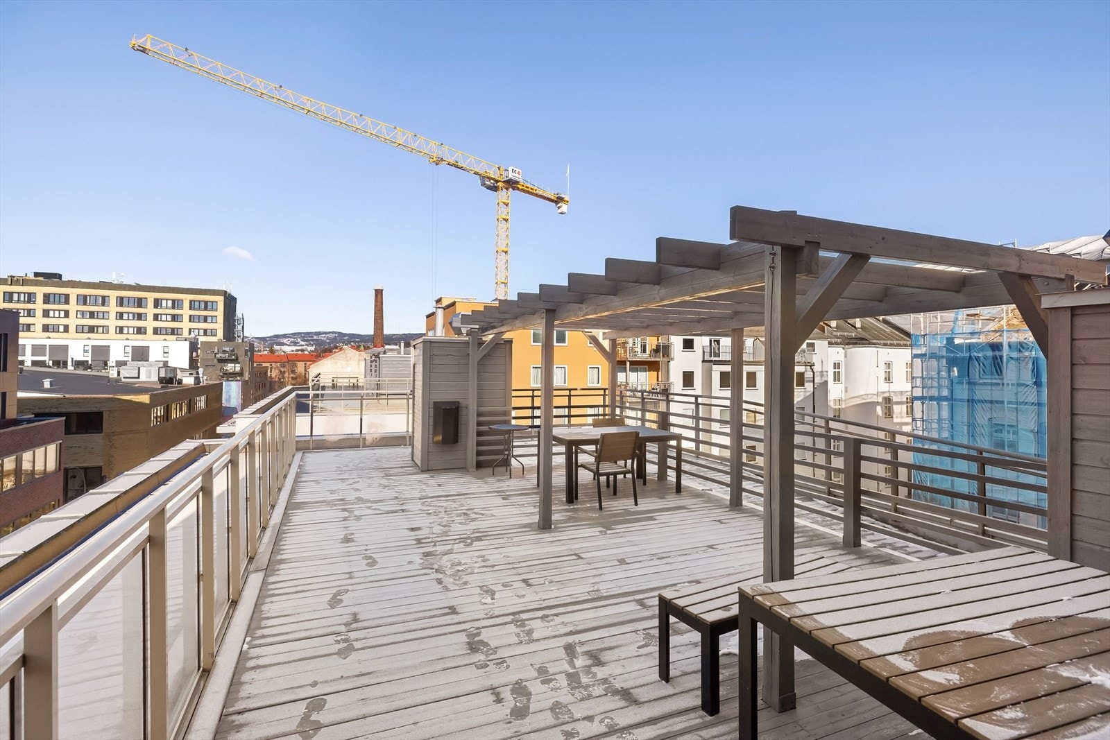 I tillegg til alt dette finnes det også en felles takterrasse i samme etasje som kan benyttes av beboerne. Galleribilde