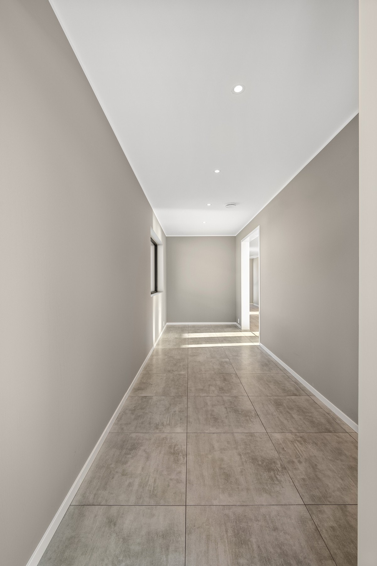 Hovedinngang er i 1. etasje, men 2. etasje har også egen entré fra verandaen, spesielt praktisk for barnefamilien! Galleribilde