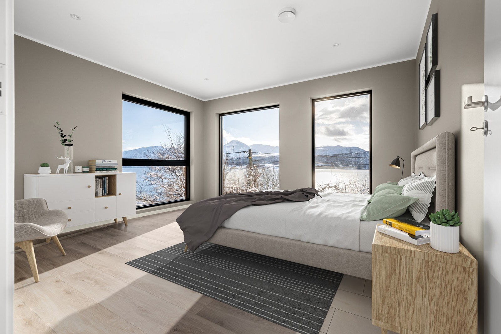 Stort og godt hovedsoverom med vinduer som strekker seg fra gulv og nesten til tak - her får du hotellfølelsen hver eneste dag! Galleribilde