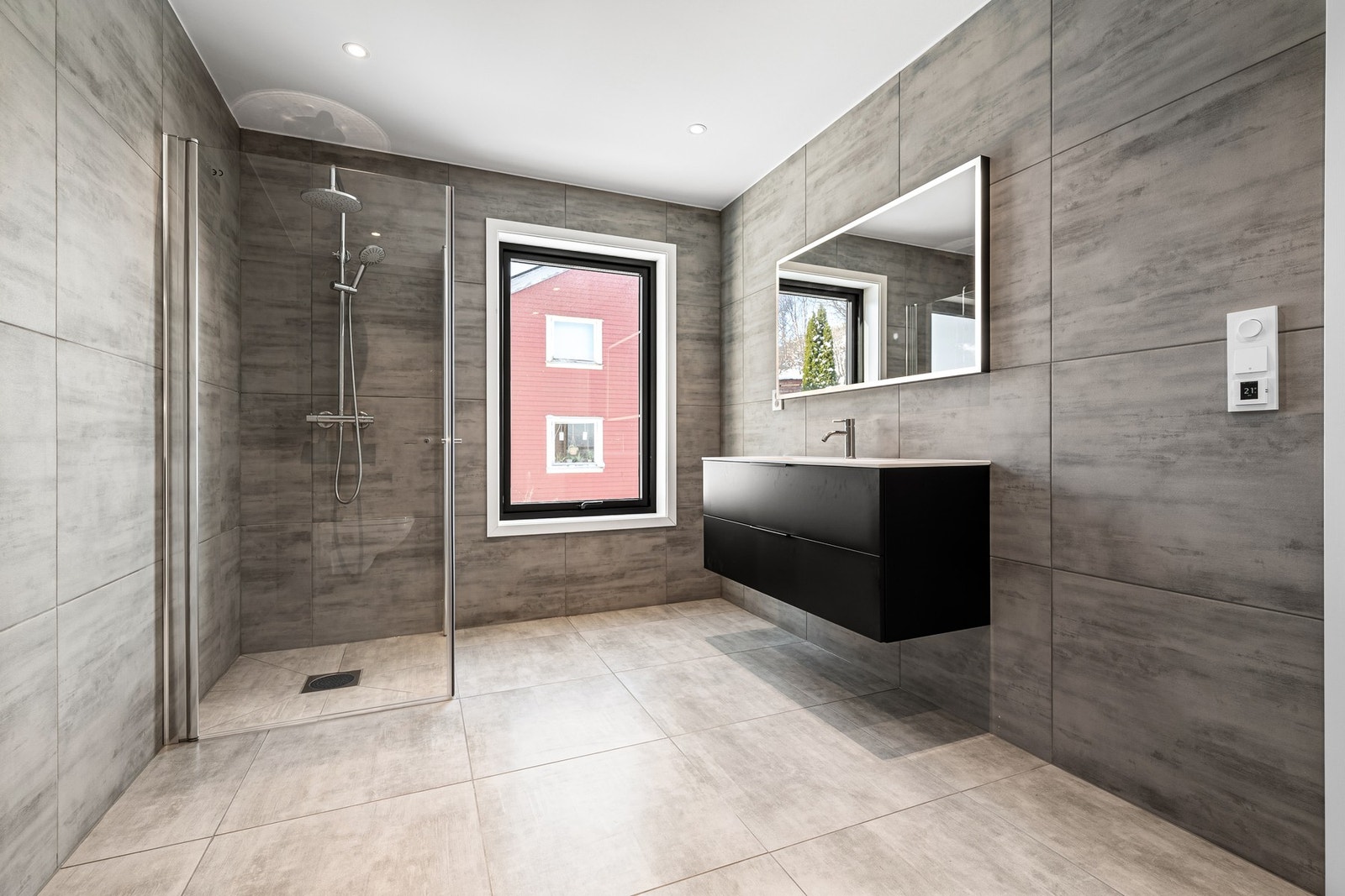 Vi fortsetter med badet - som i likhet med resten av boligen er i en elegant og gjennomført utførelse Galleribilde