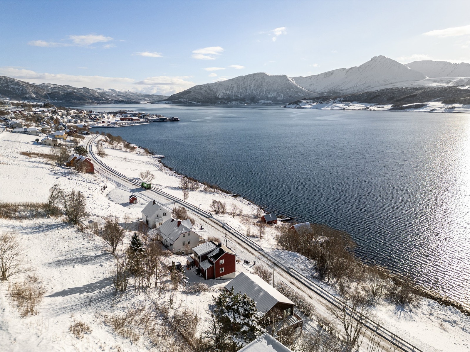 Eiendommen har nydelig havutsikt og meget gode solforhold, rett ved havkanten på Borkenes Galleribilde