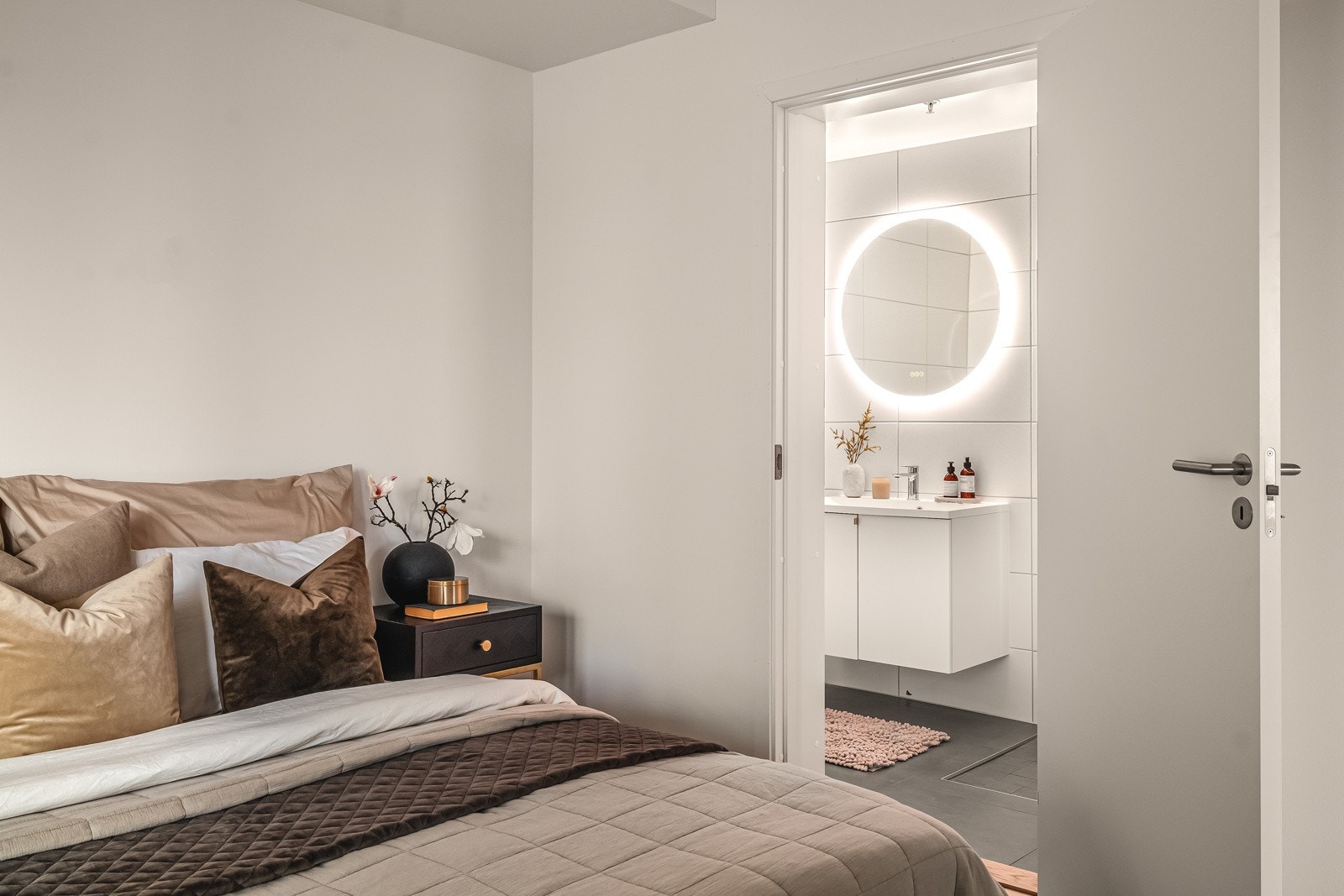 Soverommet har eget bad med lekker utførelse. Galleribilde