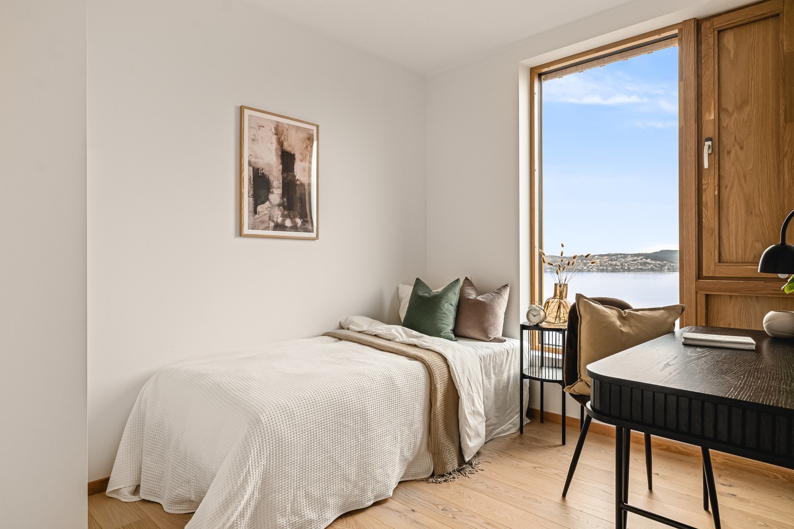 Her er det også en praktisk skyvedørsgarderobe med god plass. Galleribilde