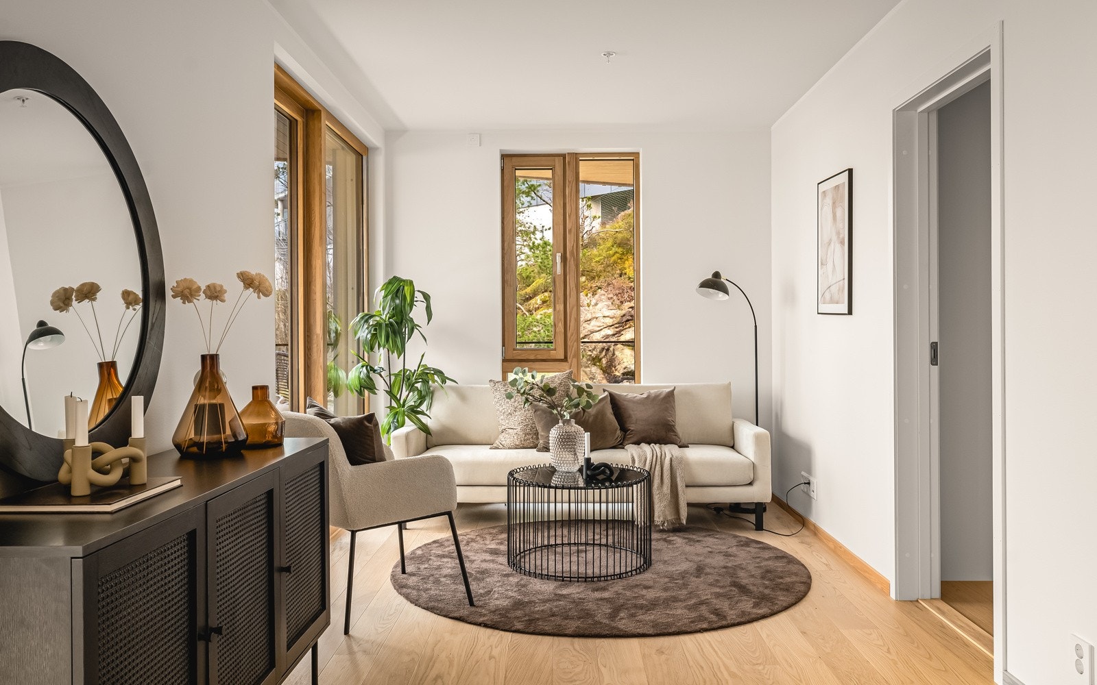 God takhøyde og store vinduer fra gulv til tak gir en unik romfølelse. Galleribilde