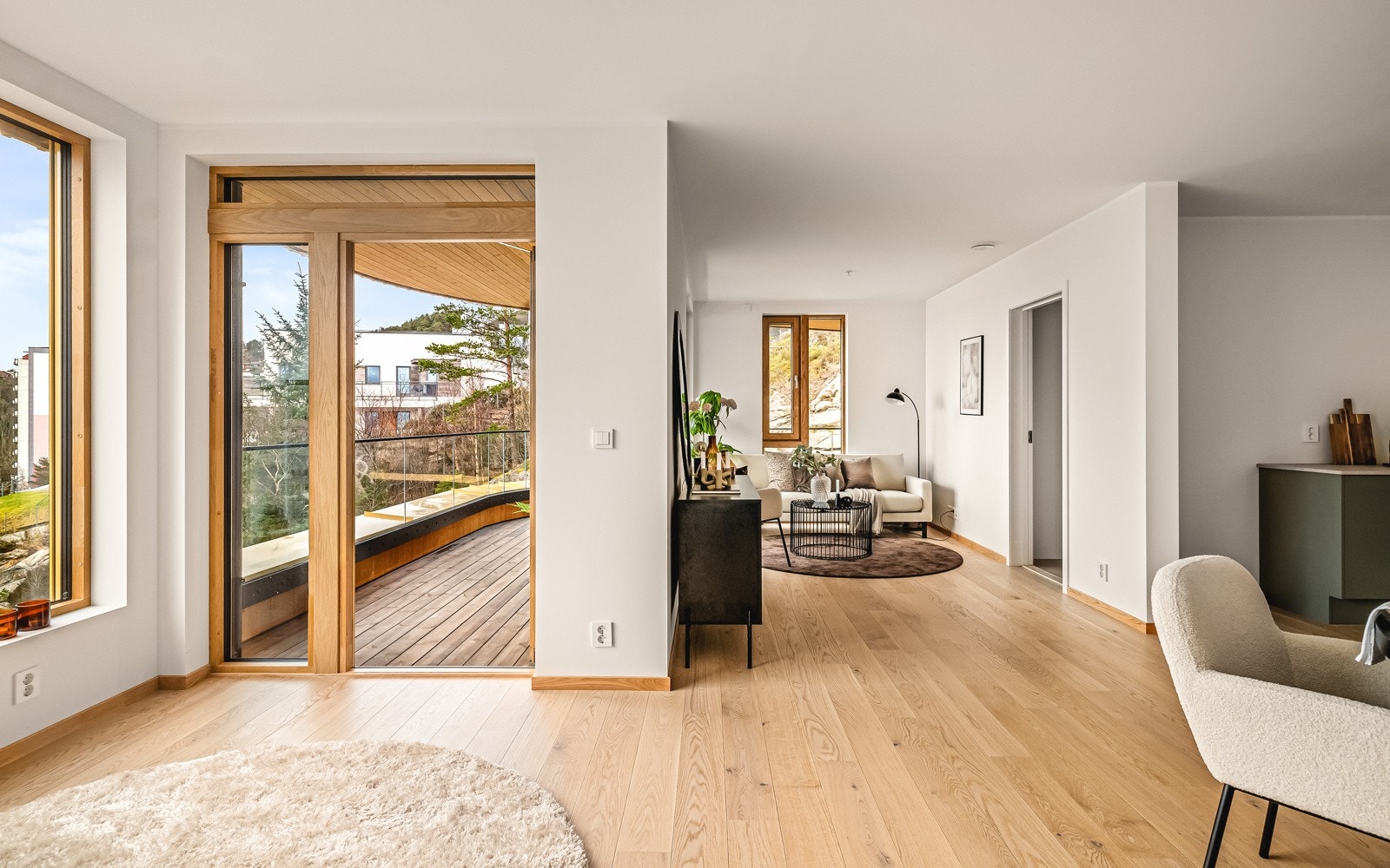 Fra stuen er det 2 utgangsmuligheter til balkongen, en via sofasonen og en via spisesonen. Galleribilde