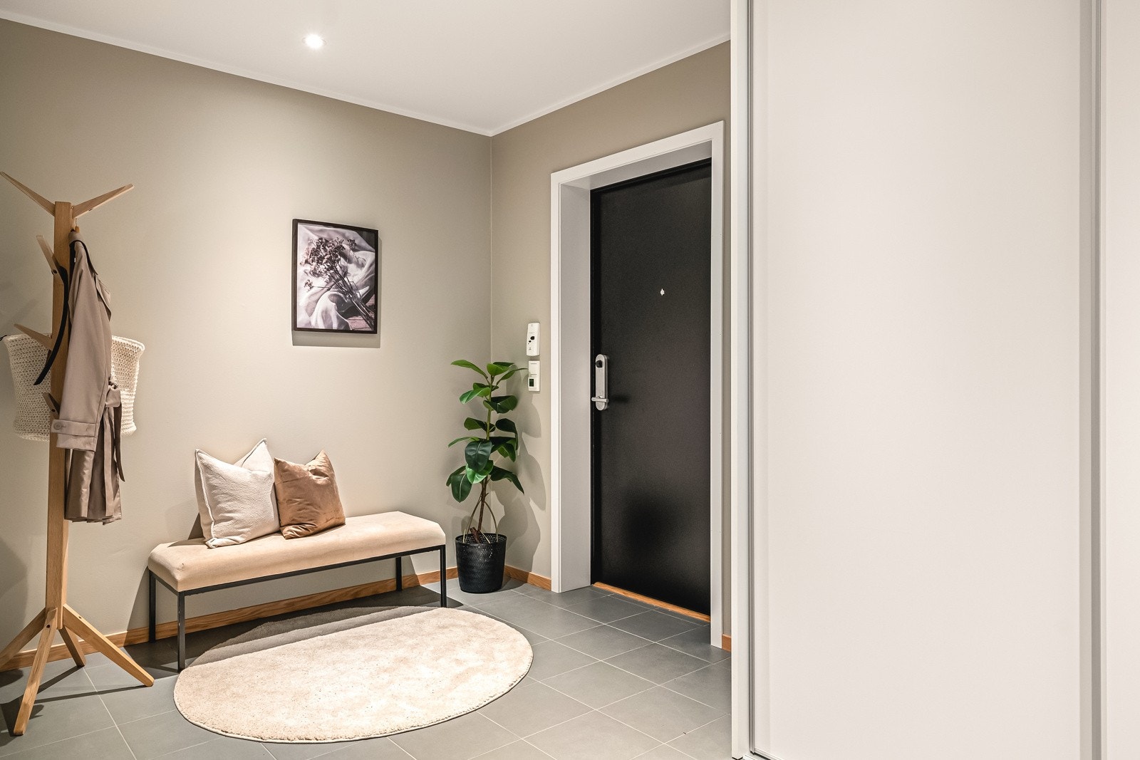 En innbydene gang med vannbåren varme, som skaper en lun og varm velkomst. Galleribilde