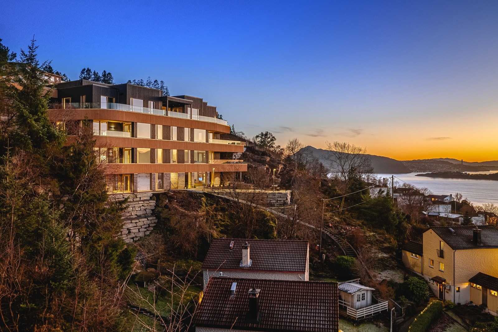 Bygget er oppført i 2024 og har en rekke kvaliteter en kan sette pris på samt god beliggenhet i terrenget. Galleribilde