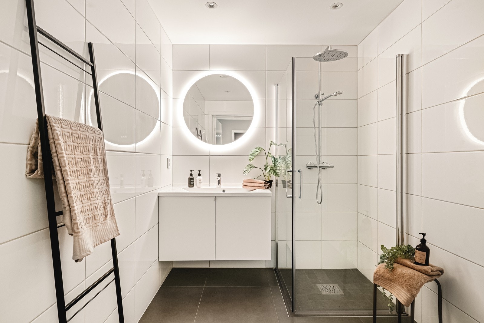 Badet er helfliset med baderomsmøblement fra Sigdal og lekker utførelse. Galleribilde