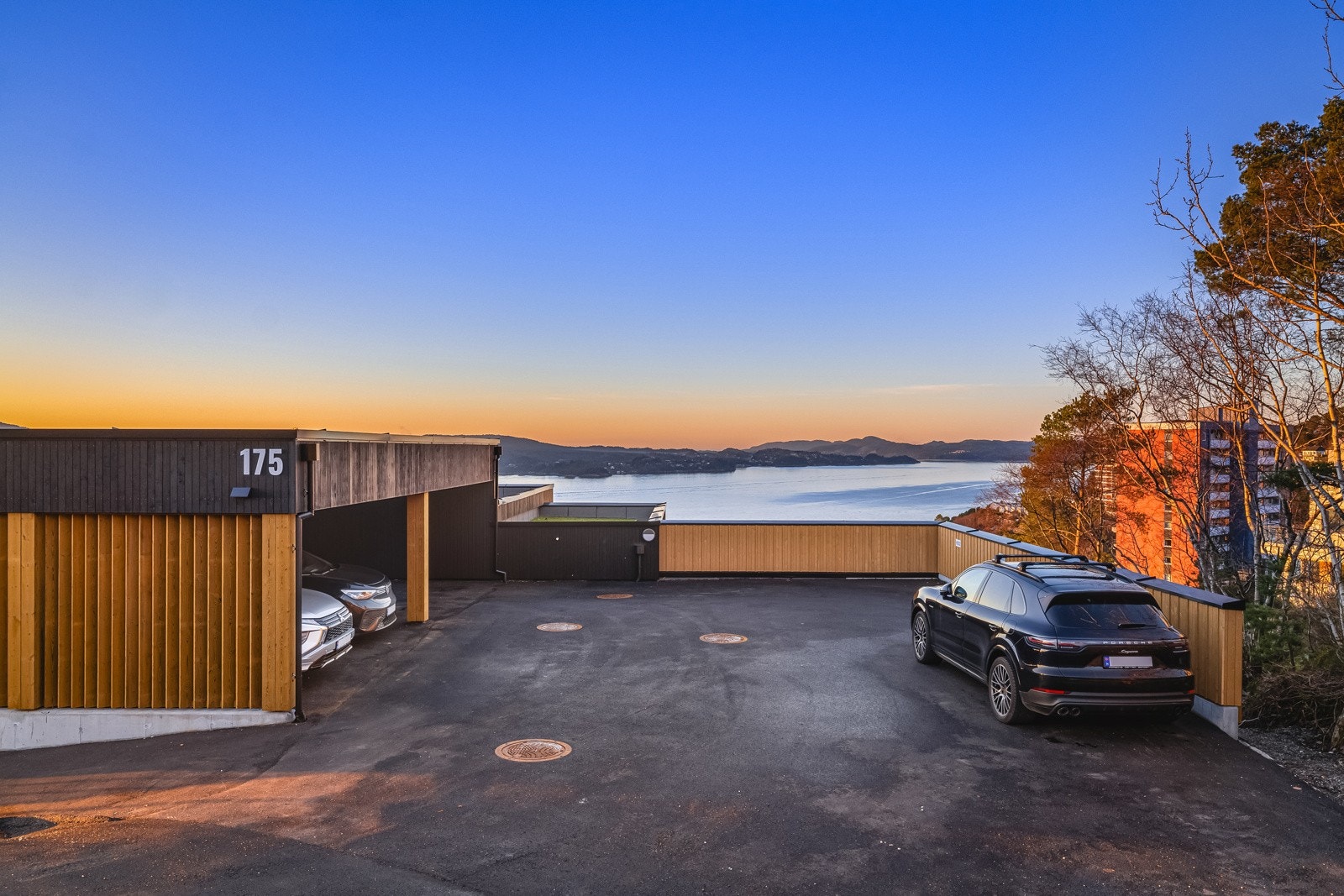 Parkeringsplassen er merket med 0302 og har opplegg for el-billader. Galleribilde