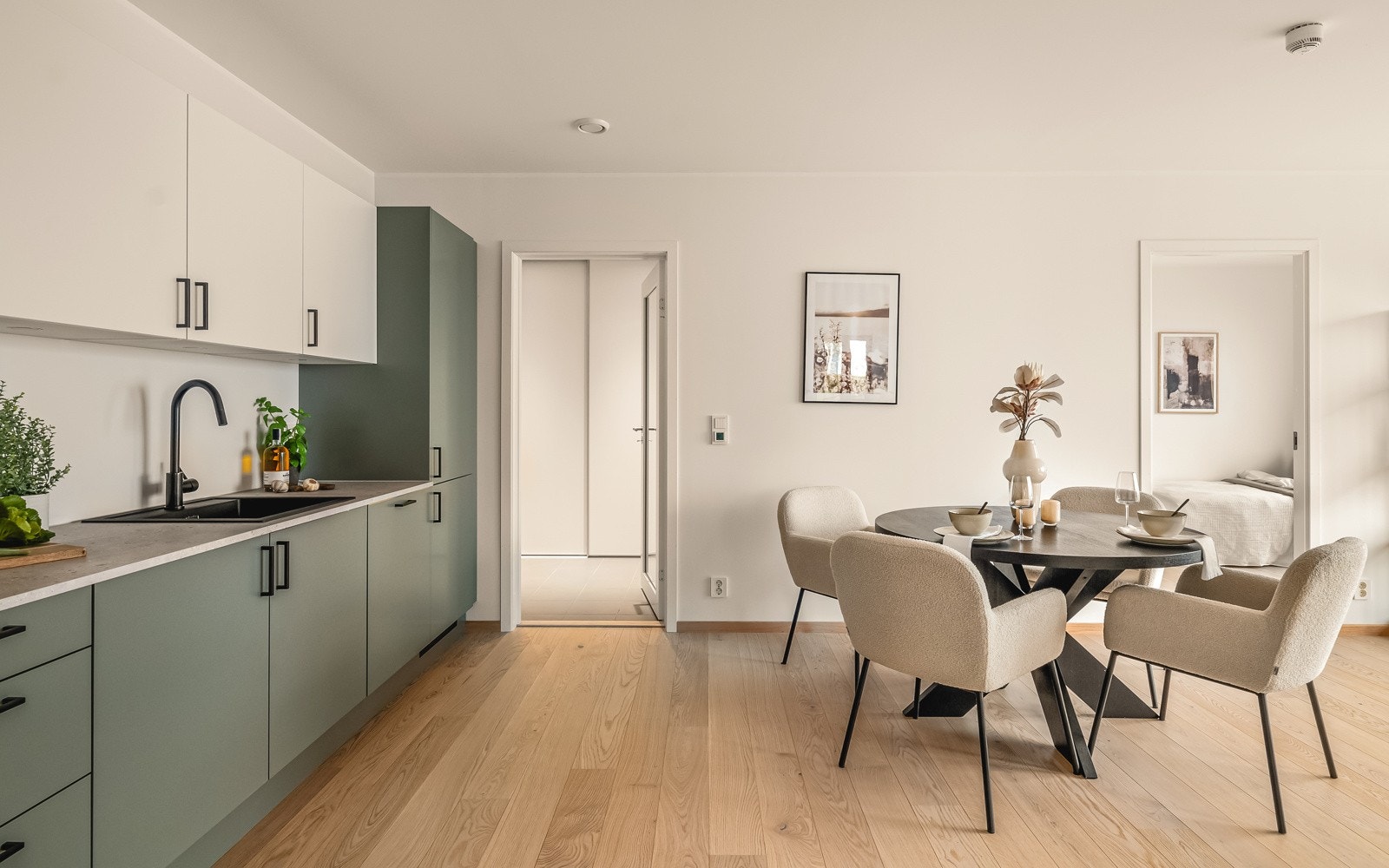 Vi tar turen ut til hovedinngangen Galleribilde