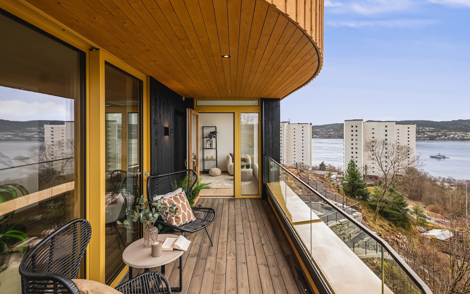 Den sosiale utformingen i den åpne løsningen er praktisk om du så sitter ute eller inne. Galleribilde