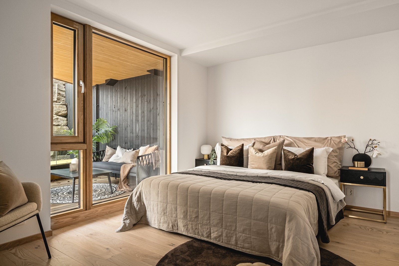 Soverom master er på 14,4 kvm og har flott skue utover mot sjøen. Galleribilde