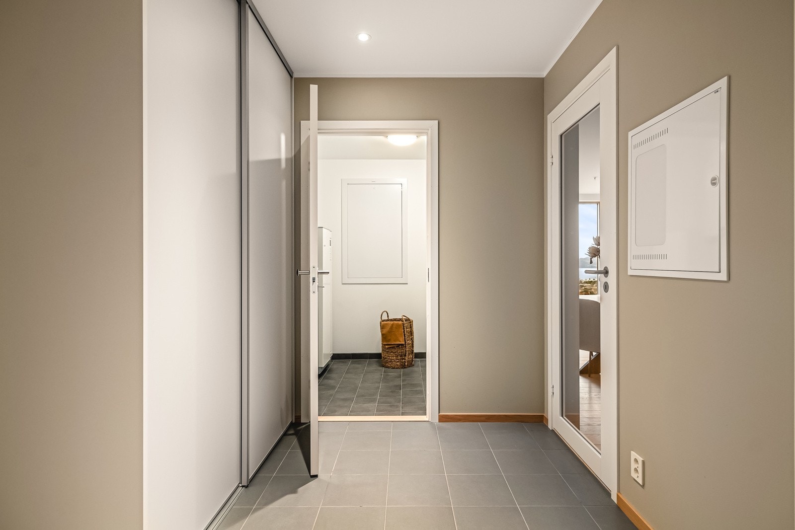 Gangen har også en praktisk skyvedørsgarderobe fra Sigdal. Galleribilde